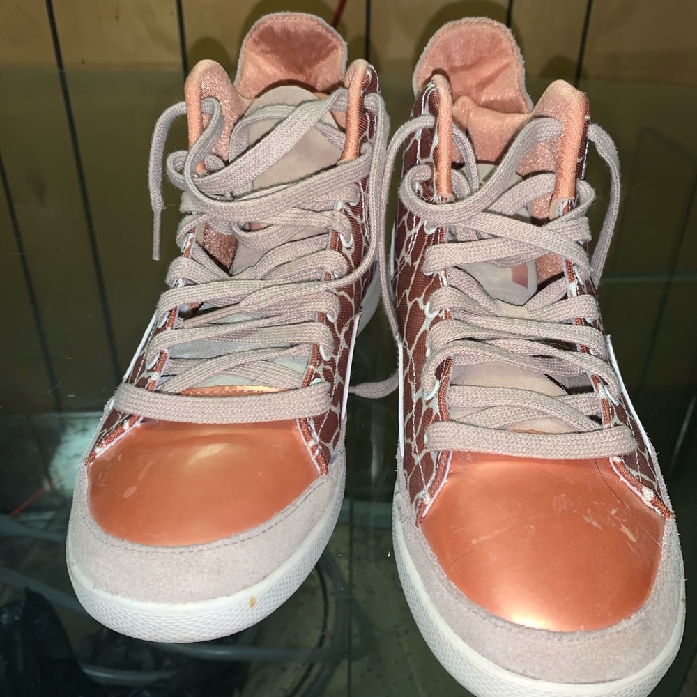 Woman size 7 designer tennis shoes by REEBOK IN GREAT CONDITION Only wore one ti